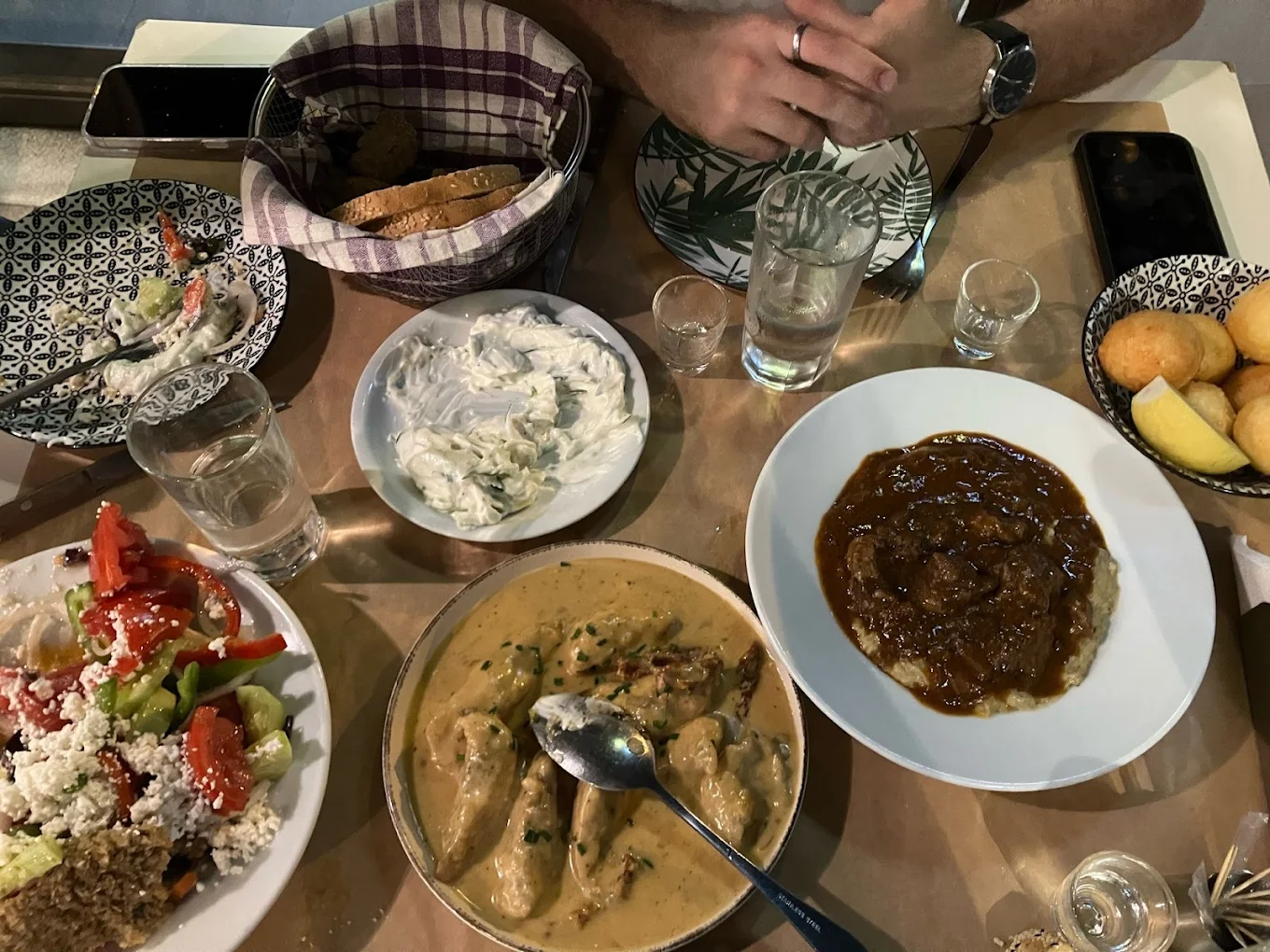 Το τραπέζι γεμάτο μεζέδες